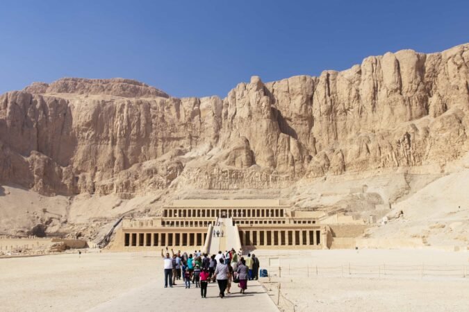 tourists walking towards temple hatshepsut x